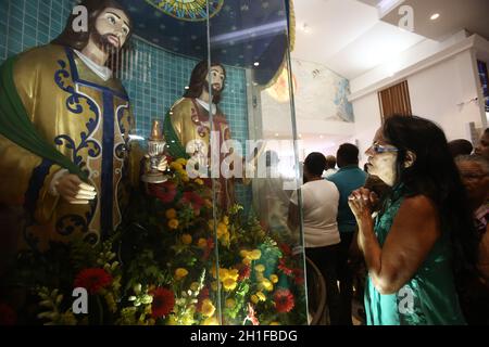 salvador, bahia / brasilien - 27. september 2017: Anhänger von Sao Cosme Ende Sao Damiao während der Messe gesehen, als er die Zwillingsheiligen in der Nähe der Liberdade lobte Stockfoto