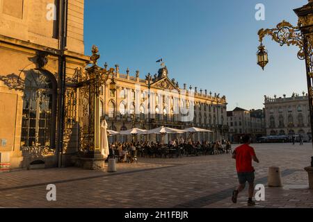 FRANKREICH. MEURTHE-ET-MOSELLE (54). NANCY. STANISLAS PLACE. JEAN LAMOUR RASTT AM EINGANG DES PLATZES UND DES RATHAUSES Stockfoto