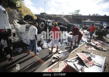 salvador, bahia / brasilien - 28. februar 2019: LKW mit Getränkeladung dreht sich um und ein Teil der Ladung wird geplündert. Der Unfall ereignete sich am Zugang Stockfoto
