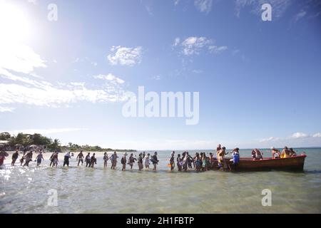 salvador, bahia / brasilien - 31. januar 2018: Touristen steigen an Bord von Schoner, um Zugang zum Strand Ponta de Areia auf der Insel Itaparica zu erhalten. *** Lokale Bildunterschrift ** Stockfoto