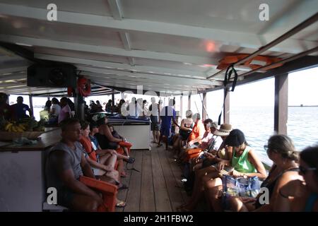 salvador, bahia / brasilien - 31. januar 2018:Touristen fahren auf der Insel Itaparica durch die Insel Frades und den Strand Ponta de Areia. *** L Stockfoto