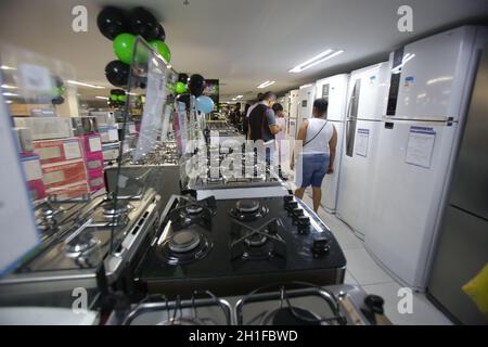 salvador, bahia / brasilien - 23. november 2018: Kunden haben während der Aktion „Schwarzer freitag“ im Haushaltswarenladen in Salvador die Preise für Öfen recherchiert Stockfoto