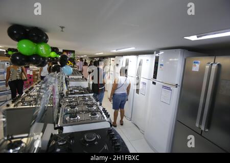 salvador, bahia / brasilien - 23. november 2018: Kunden haben während der Aktion „Schwarzer freitag“ im Haushaltswarenladen in Salvador die Preise für Öfen recherchiert Stockfoto