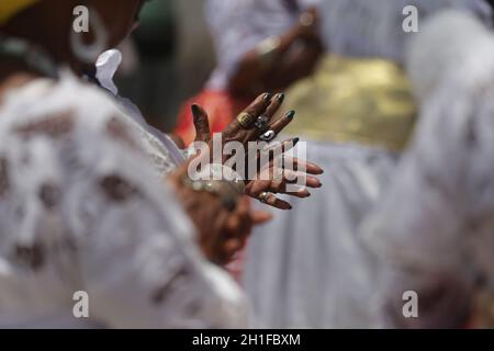salvador, bahia / brasilien - 20. november 2018: Candomble-Mitglieder werden während eines religiösen Aktes in Praça da Sé in Salvador gesehen Stockfoto