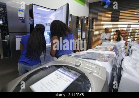 salvador, bahia / brasilien - 23. november 2018: Kunden haben während der Aktion „Schwarzer freitag“ im Haushaltswarenladen in Salvador die Preise für Öfen recherchiert Stockfoto