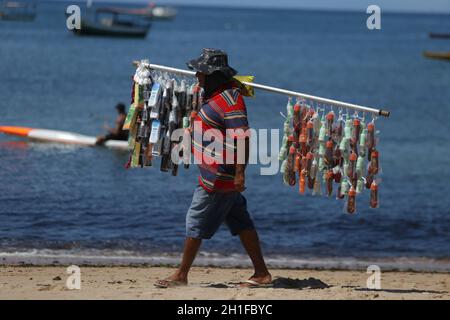 salvador, bahia / brasilien - 21. januar 2019: verkauf von Sonnenschutzmitteln am Strand von Itapua in Salvador. *** Ortsüberschrift *** Stockfoto