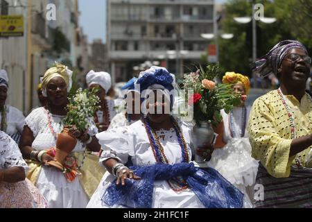 salvador, bahia / brasilien - 20. november 2018: Candomble-Mitglieder werden während eines religiösen Aktes in Praça da Sé in Salvador gesehen Stockfoto