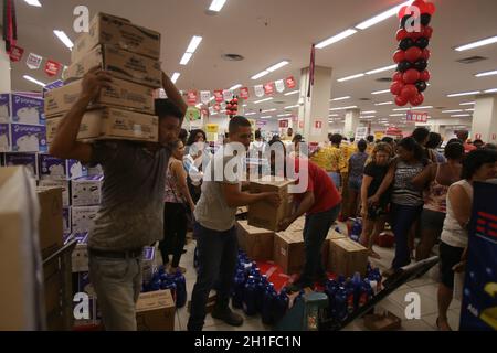 salvador, bahia / brasilien - 23. november 2018: Kunden haben während der Werbeaktion „Black friday“ in einem Einkaufszentrum in der Stadt Salvador Einkäufe gesehen. *** Lokal Stockfoto