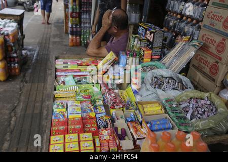 salvador, bahia / brasilien - Mai 29 2019: Auf der Sao Joaquim Messe in Salvador werden Feuerwerke zum Verkauf angeboten. *** Ortsüberschrift *** Stockfoto