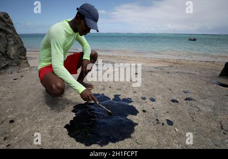 vera cruz, bahia / brasilien - 18. Oktober 2019: Junge Frau beobachtet Oil macha am Praia do Sol, wo Ölpest auf See zu beobachten war. *** Ortsca Stockfoto