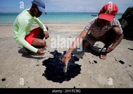 vera cruz, bahia / brasilien - 18. oktober 2019: Menschen, die vom Öl besessen sind macha am Strand von Sol war der Ort von Ölspritzer auf See betroffen. *** Lokale Capt Stockfoto