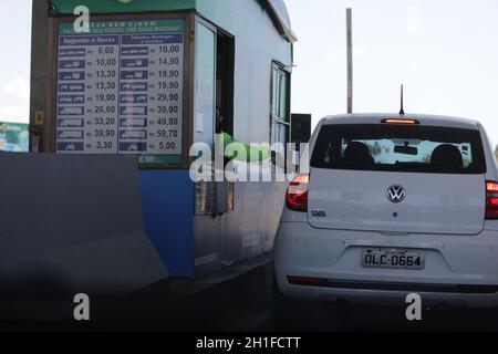 camacari, bahia / brasilien - 17. oktober 2019: Das Fahrzeug wird auf dem Mautstand auf der Autobahn BA 099 in Abrantes in der Gemeinde Camacari gesehen. *** Stockfoto