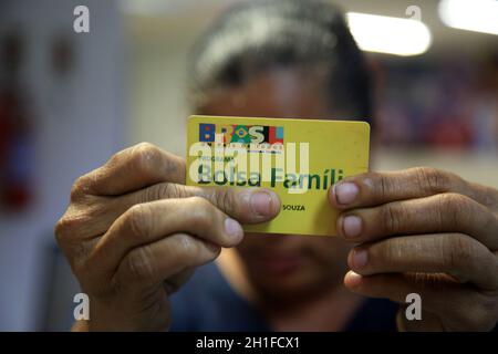 salvador, bahia / brasilien - 11. august 2017: Die Familienzuweisungskarte gilt als Nutzer des Sozialleistes der brasilianischen Bundesregierung Stockfoto