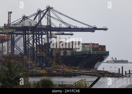 salvador, bahia / brasilien - 22. oktober 2019: Frachtschiff wird während des Entladevorgangs im Hafen von Salvador gesehen. *** Ortsüberschrift *** . Stockfoto