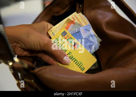 salvador, bahia / brasilien - 11. august 2017: Die Familienzuweisungskarte gilt als Nutzer des Sozialleistes der brasilianischen Bundesregierung Stockfoto