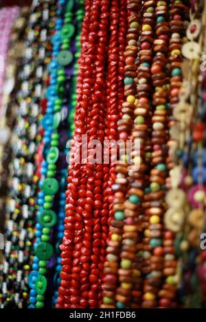 salvador, bahia / brasilien - 23. Mai 2015: Souvenirs gibt es in den Mercado Modelo Geschäften in der Stadt Salvador. *** Ortsüberschrift *** . Stockfoto