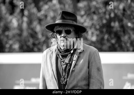 Johnny Depp nimmt am 16. Rome Film Fest am Roten Teppich für Papageitaucher Teil Stockfoto