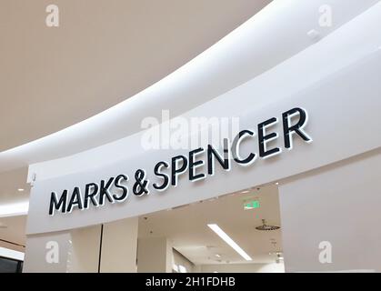 PRAG, TSCHECHISCHE REPUBLIK - 04. JUNI 2020: Marks and Spencer light sign over entrance to Store. Marks und Spencer wissen auch, dass M&S ein großer britischer Maultier ist Stockfoto