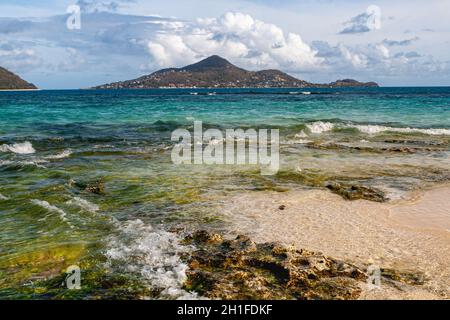 Sanfte Wellen & Türkis, Karibischer Ozean Blick auf Petite Martinique von der Küste der Insel Mopian mit kleinen Wellen: Saint Vincent und die Grenadinen. Stockfoto