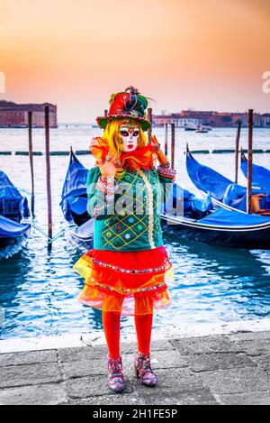 Venedig, Italien, venezianisches Maskenmodell aus dem Karneval von Venedig, mit Gondeln im Hintergrund, Canal Grande Stockfoto