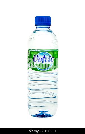 SWINDON, UK - 5. MAI 2014: Flasche Volvic Natural Mineral Water auf weißem Hintergrund Stockfoto