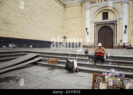 Verkäuferin vor Lima Kathedrale und der Plaza de Armas. Peru Stockfoto