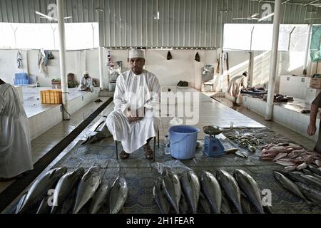 Alte omanische Fischer verkauft seinen Fang am Alten Fischmarkt in Muttrah, Sultanat Oman, Naher Osten Stockfoto