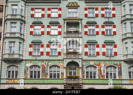 Dekorierte Fassade des Gebäudes der Nordtiroler Handelskammer in Innsbruck. Innsbruck, Nordtirol, Österreich, Europa Stockfoto