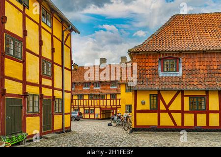 Traditionelle Fachwerkhäuser und gelbe alte Häuser im historischen Zentrum, in der Nähe des Hafens, der Stadt Kerteminde. Kerteminde, Dänemark Stockfoto