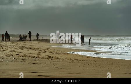 Touristen und Einheimische schlendern am Nordseestrand in Nymindegab entlang. Südwestjütland, Dänemark, Europa Stockfoto