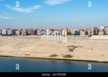 Ismailia, Ägypten - November 5, 2017: Wohngebäude am Ufer des Suezkanals in Ägypten, Afrika. Stockfoto