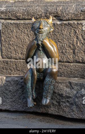 Bronzestatue des Teufels, in Erinnerung an die Legende, die ihn mit dem Bau der Kirche Santa Maria in Lübeck verbindet. Lübeck, Deutschland Stockfoto