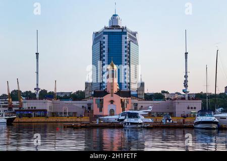 Hafen von Odessa, Ukraine bei Black Sea Abendzeit. Luxusyachten und -Schiffe dockten im Hafen an Stockfoto