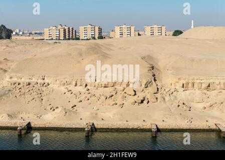 Ismailia, Ägypten - November 5, 2017: Wohngebäude am Ufer des Suezkanals in Ägypten, Afrika. Stockfoto