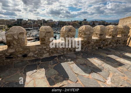Heraklion, Kreta, Griechenland - 2 November, 2017: Blick auf den Hafen von Heraklion die alte venezianische Festung Koules, Kreta, Griechenland. Stockfoto