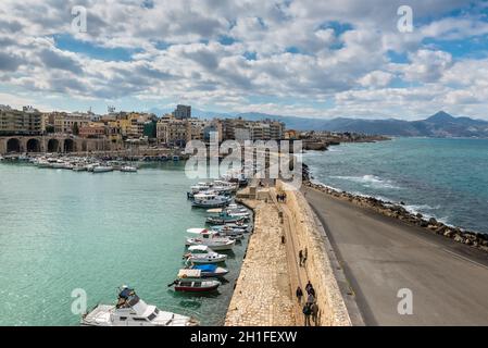 Heraklion, Kreta, Griechenland - 2 November, 2017: Blick auf den Hafen von Heraklion die alte venezianische Festung Koules, Kreta, Griechenland. Stockfoto