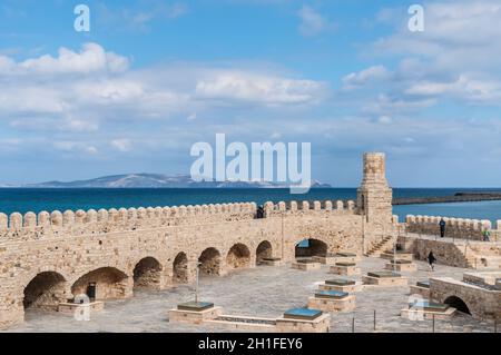 Heraklion, Kreta, Griechenland - 2 November, 2017: Dachterrasse mit Blick auf die alte venezianische Festung Koules im Hafen von Heraklion, Kreta, Griechenland. Stockfoto
