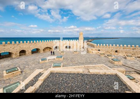 Heraklion, Kreta, Griechenland - 2 November, 2017: Dachterrasse mit Blick auf die alte venezianische Festung Koules im Hafen von Heraklion, Kreta, Griechenland. Stockfoto