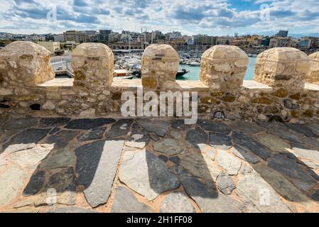 Heraklion, Kreta, Griechenland - 2 November, 2017: Blick auf den Hafen von Heraklion die alte venezianische Festung Koules, Kreta, Griechenland. Stockfoto