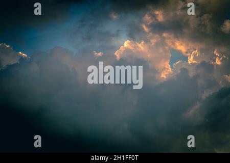 Ein HDR-Bild im Sommer 3 mit launischen Cumuluswolken, die die Abendsonne in Nordengland fangen. 26. Juni 2020 Stockfoto