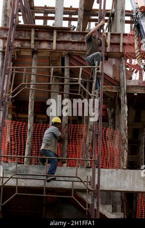 Eunapolis, bahia / brasilien - 25. august 2009: Bauarbeiter sind auf der Baustelle in der Stadt Eunapolis zu sehen. *** Ortsüberschrift *** . Stockfoto