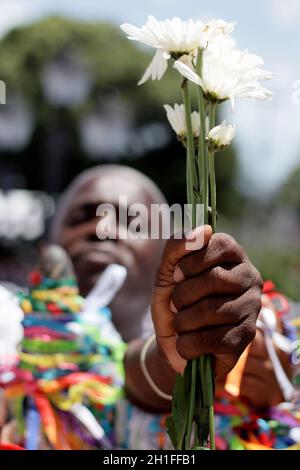 salvador, bahia / brasilien - 15. januar 2015: Candomble-Fans und Anhänger von Senhor do Bonfim begleiten das traditionelle Waschen der Treppen des Bo Stockfoto