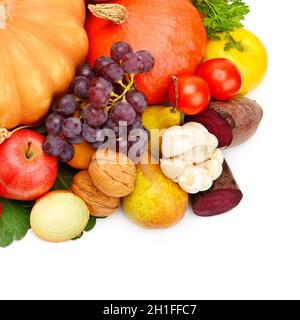 Gemüse und Obst isoliert auf weißem Hintergrund. Herbsternte. Stockfoto