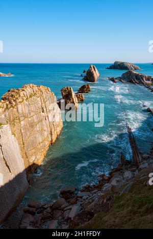 Kantabrische Küste Landschaft in Costa Quebrada, Santander, Spanien. Stockfoto