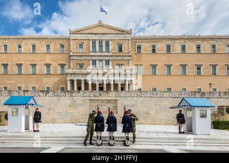 Athen, Griechenland - November 1, 2017: Ändern der Präsidentengarde (die so genannte "Evzones') Vor dem Denkmal des unbekannten Soldaten, nächste Stockfoto