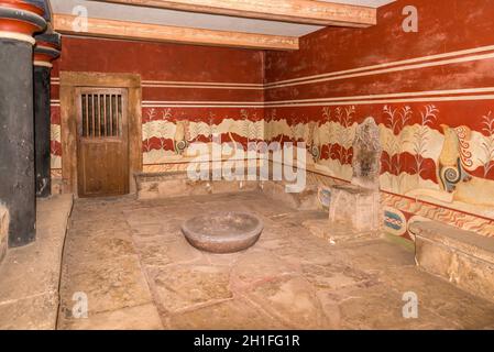 Knossos, Griechenland - 2 November, 2017: Die Halle der Thron in der minoische Palast von Knossos, Heraklion, Kreta, Griechenland. Stockfoto