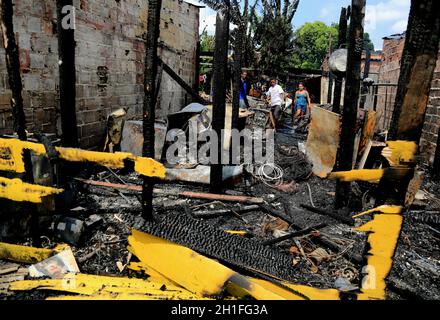 salvador, bahia / brasilien - 22. oktober 2015: Blick auf Häuser, die von Drogenhändlern in der Stadt Cidade de Plástico in der Periperi ne niedergebrannt wurden Stockfoto