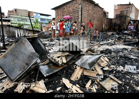 itabuna, bahia / brasilien - 5. März 2012: Feuer zerstört Slumhäuser in der Stadt Itabuna. *** Ortsüberschrift *** Stockfoto