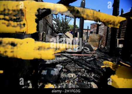 salvador, bahia / brasilien - 22. oktober 2015: Blick auf Häuser, die von Drogenhändlern in der Stadt Cidade de Plástico in der Periperi ne niedergebrannt wurden Stockfoto