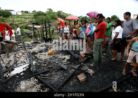 itabuna, bahia / brasilien - 5. März 2012: Feuer zerstört Slumhäuser in der Stadt Itabuna. *** Ortsüberschrift *** Stockfoto